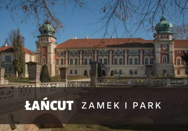 Łańcut atrakcje: okazały zamek z wieżami i zielonymi kopułami, otoczony parkiem.