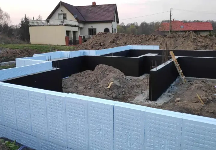 Ocieplenie fundamentów styrodurem w trakcie budowy domu. Cena robocizny za izolację ścian fundamentowych.