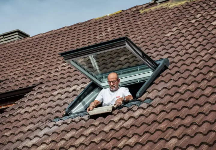 Jak wyjąć okno dachowe Velux bez uszkadzania konstrukcji dachu