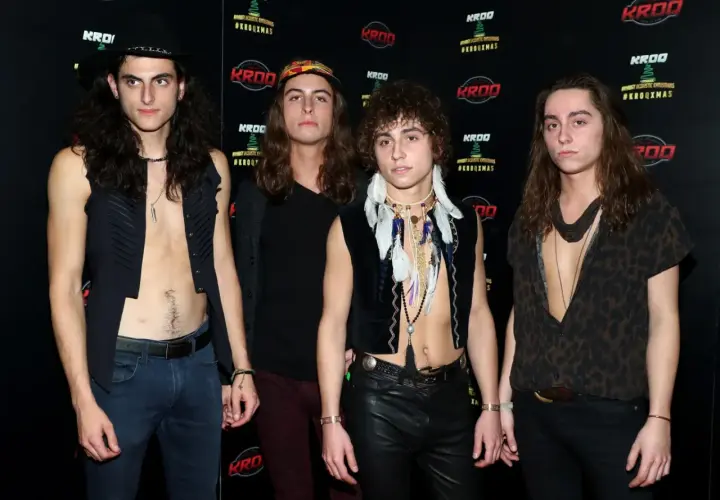 Członkowie Greta Van Fleet pozują na ściance.