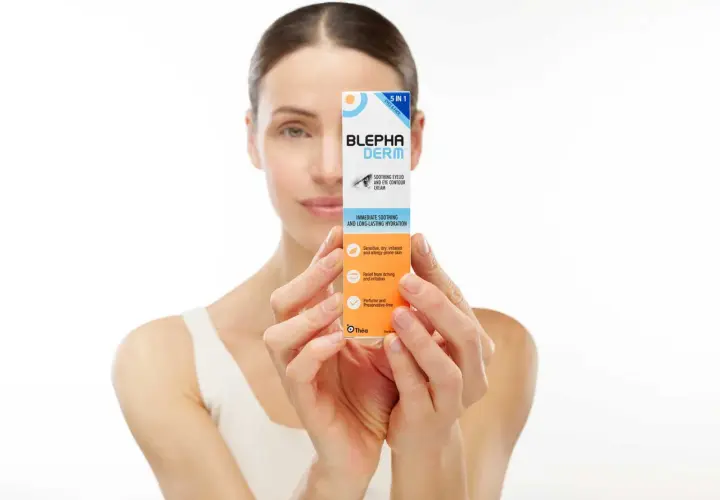 Kobieta prezentuje krem pod oczy Blephaderm, który łagodzi podrażnienia i nawilża skórę.