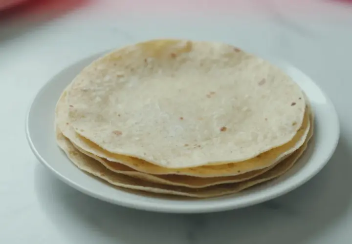 Placki tortilla oryginalny przepis na talerzyku. Idealne do wrapów i quesadilli.