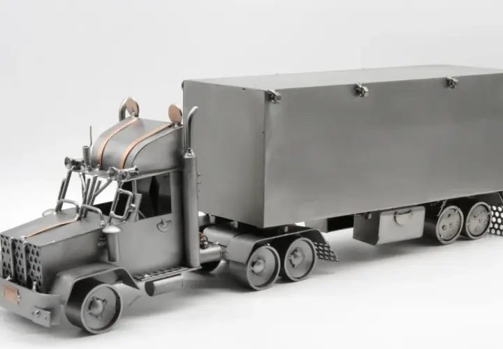 Metalowy model tira z naczepą. Zastanawiasz się, ile wysokości ma tir z naczepą? Ten model pokazuje jego imponujące gabaryty.