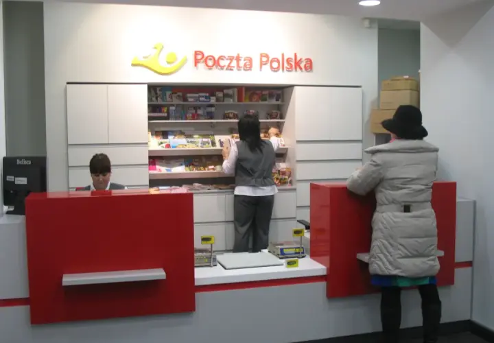 W placówce Poczta Polska Global Express klienci obsługiwani są przy czerwonych ladach.