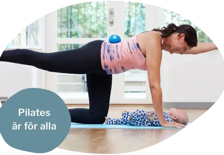 En mamma gör pilates med en bebis bredvid sig. En blå boll vilar på hennes rygg, en aning om yoga.
