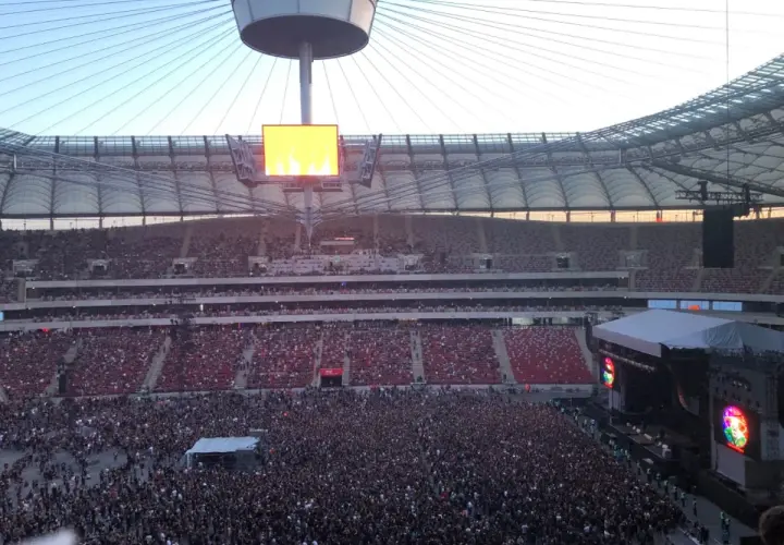 Koncert na Narodowym. Tłum ludzi na płycie, trybuny pełne. Może to jedne z najgorszych miejsc na stadionie narodowym, bo daleko od sceny.