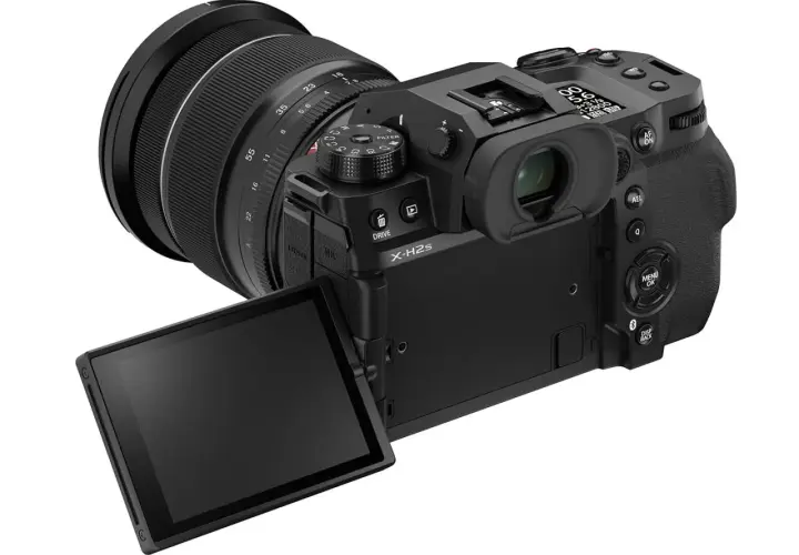 Aparat Fujifilm X-H2S z obiektywem, uchylnym ekranem i widocznymi przyciskami sterowania.