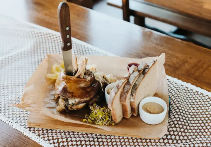 Golonka z chrzanem i chlebem, serwowana w jednej z urokliwych restauracji na Kaszubach.
