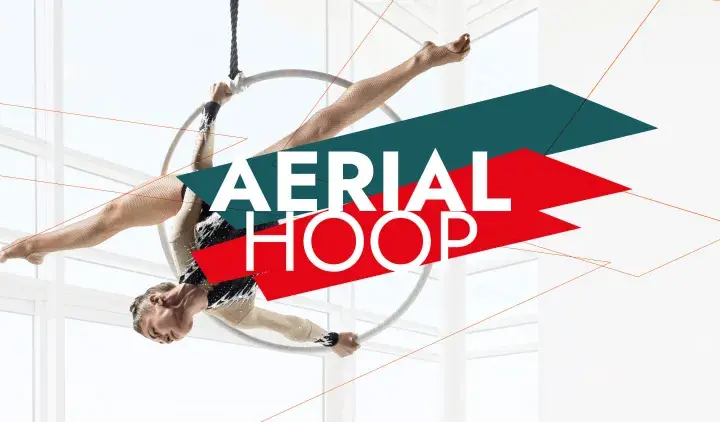 Akrobatka wykonuje skomplikowane figury na aerial hoop.