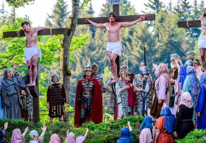 Nachgestellte Kreuzigungsszene mit vielen Darstellern. Ein Mann mit Dornenkrone am Kreuz, umgeben von Soldaten und betenden Menschen. Ein Symbol für das christliche Leben nach dem Tod.