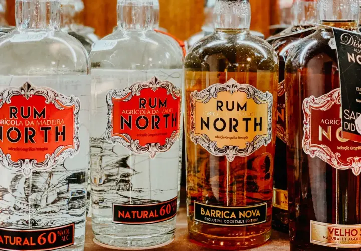 Butelki rumu z Madery, w tym "Rum North" i "Barrica Nova". Idealne na prezent dla konesera.