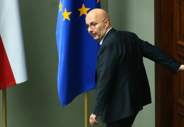 Wiceminister finansów, oskarżony o korupcję, odchodzi. Prawdziwe powody dymisji w 2026 roku pozostają tajemnicą.