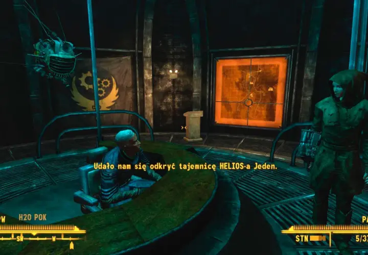 Postać w kapturze stoi obok mapy w grze Fallout: New Vegas PCR. Mężczyzna przy stole mówi: "Udało nam się odkryć tajemnicę HELIOS-a Jeden.