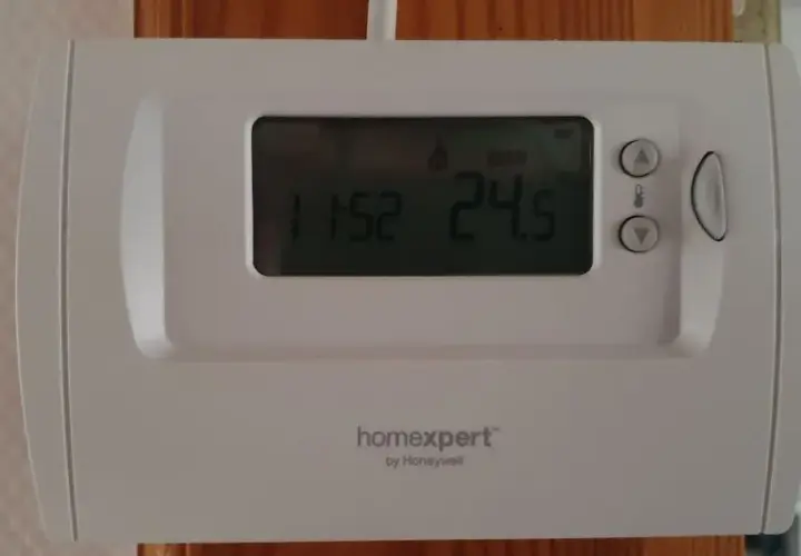 Jak podłączyć termostat pokojowy do pompy ciepła Panasonic bez błędów