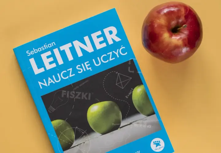 Książka "Leitner. Naucz się uczyć" z jabłkami i wzorami fizycznymi. Efektywna metoda Leitnera do nauki.