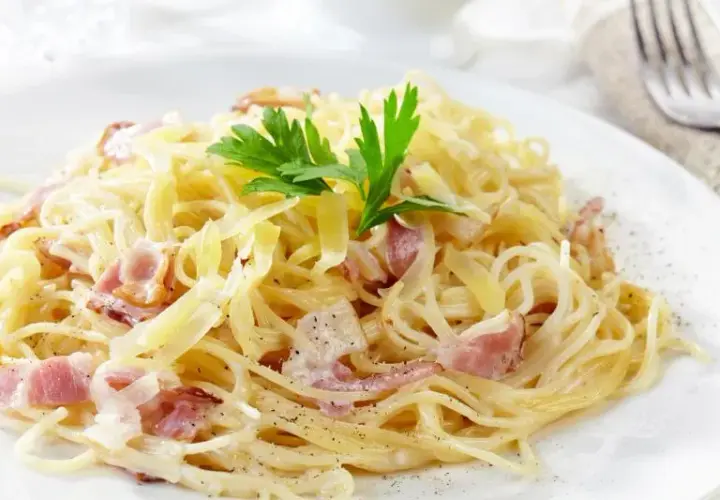Ile kalorii ma Carbonara? Sprawdź kalorie i przepisy fit