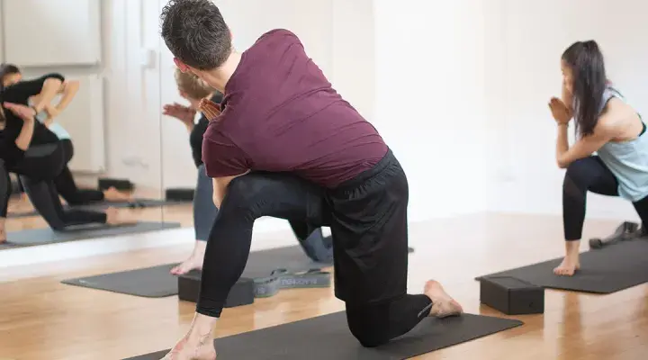 Joga czy pilates na kręgosłup: co wybrać dla zdrowych pleców?