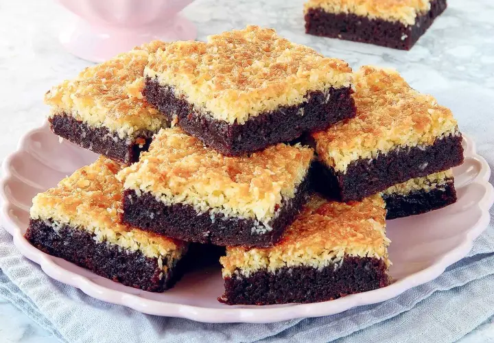 En stapel chokladkakor med kokostäcke, perfekta enkla bakverk för fikat.