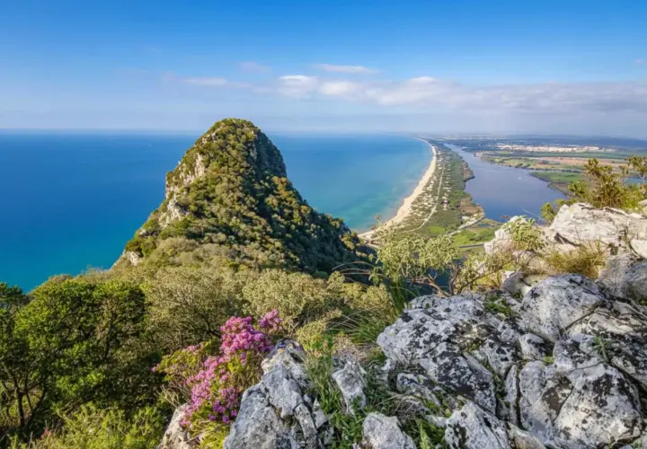 Widok na wybrzeże z górą Monte Circeo. Odkryj rzym atrakcje nieoczywiste, gdzie natura zachwyca.