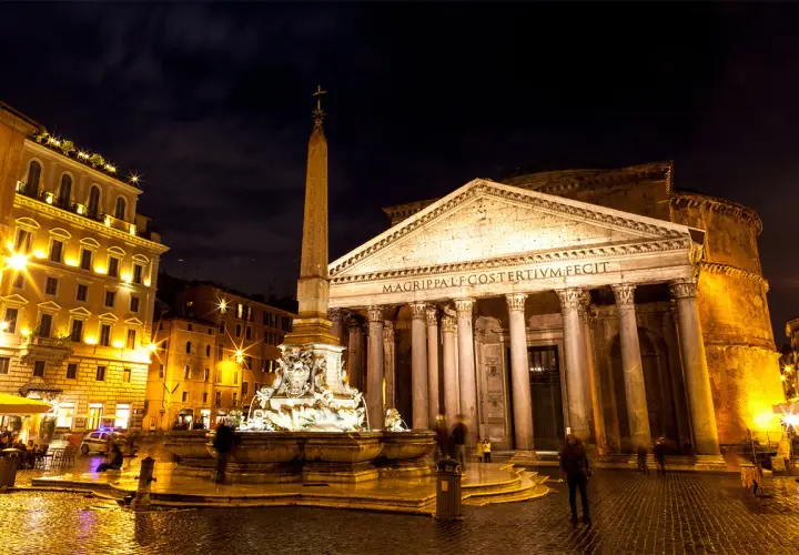 Fontana e obelisco di fronte al Pantheon illuminati di notte, un simbolo di per cosa è famosa Roma.