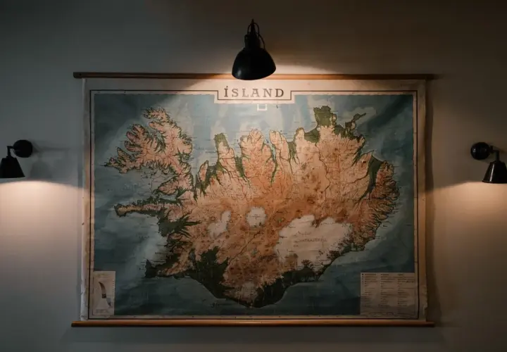 Mapa Islandii, marzenie o emeryturze po ilu latach? Podświetlona lampami, zachęca do planowania podróży.