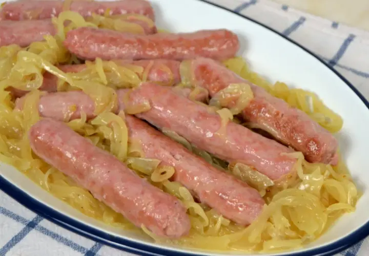 Salchichas al vino tiernas y jugosas, cocinadas con cebolla caramelizada en una salsa sabrosa. ¡Un plato reconfortante!