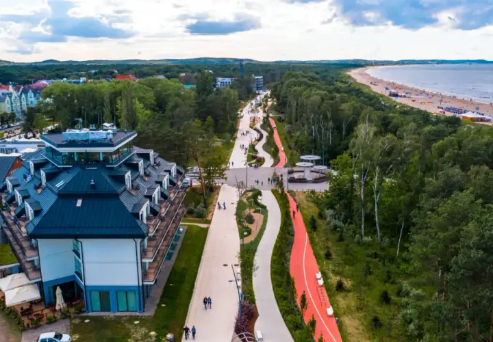 Nowoczesna promenada w Świnoujściu oferuje liczne atrakcje: ścieżki rowerowe, spacerowe, tereny zielone i widok na morze.
