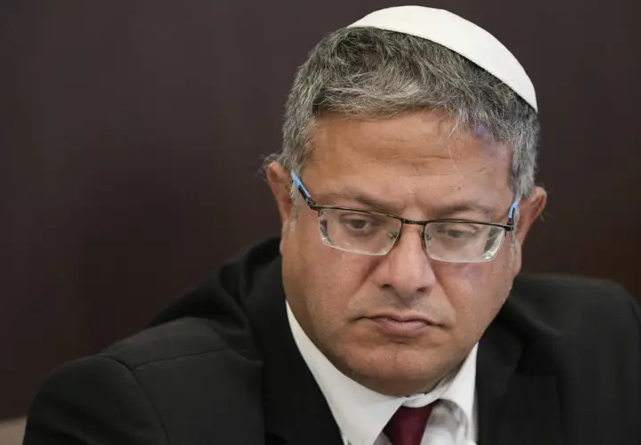 Ein israelischer Politiker mit Kippa und Brille, der nachdenklich nach unten blickt.