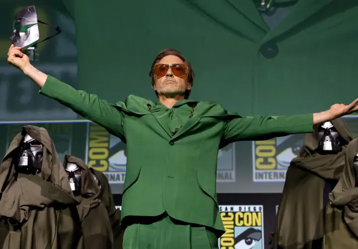 Robert Downey Jr. en vert, tenant un masque de Doctor Doom. Le salaire de Robert Downey Jr. pour ce rôle est sans doute astronomique.