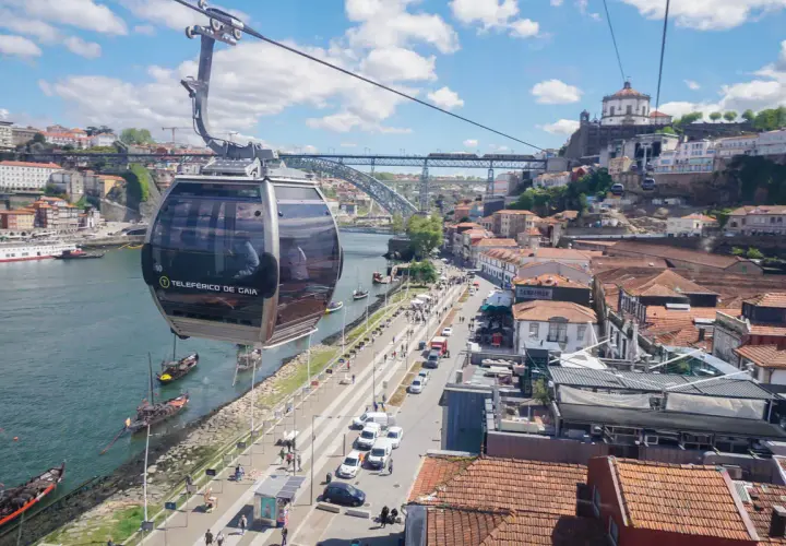 Teleférico de Gaia sobre el río Duero, con vistas a Oporto y sus tejados. Un viaje **oprto** para disfrutar del paisaje.