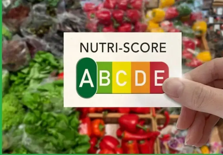 Karta z oznaczeniem nutri-score e, pokazująca skalę od A do E, na tle świeżych warzyw.