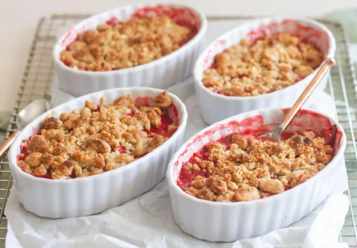 Crumble z rabarbarem: Idealny przepis i sekret chrupiącej kruszonki