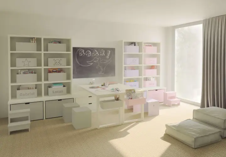 Stanza giochi bambini luminosa con lavagna, scrivania, librerie piene di giochi e contenitori personalizzati. Idee per uno spazio creativo e ordinato.