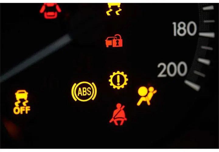 Cruscotto auto con spie accese: ABS, airbag, cinture, controllo stabilità. Cosa fare se si accende la spia ABS?