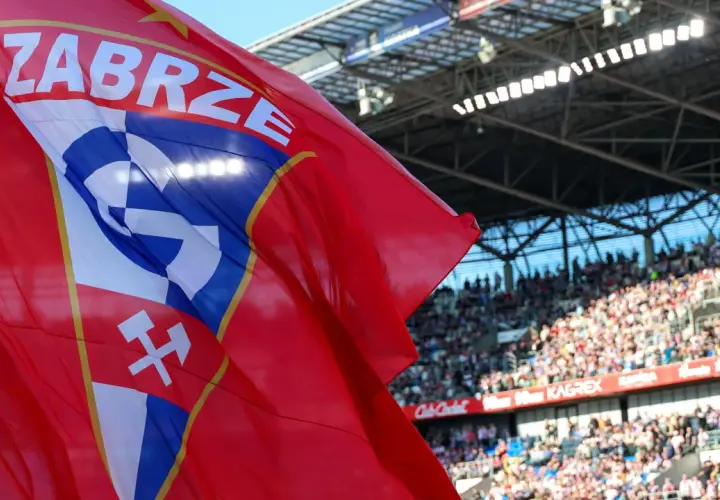 Czerwona flaga z napisem "ZABRZE" i herbem klubu na tle trybun pełnych kibiców. Ciekawe, ile sprzedano biletów na ten mecz Górnika Zabrze!