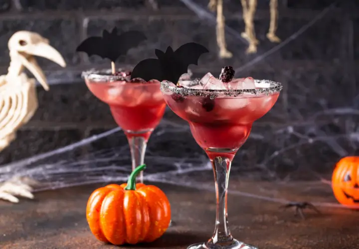 Drinki na Halloween: proste przepisy, straszne dekoracje, efekt dymu