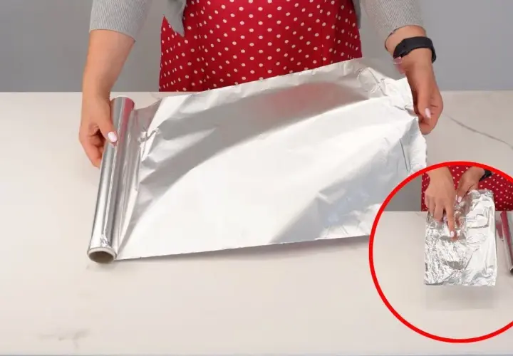 Na której stronie folii aluminiowej piec frytki, aby uniknąć przywierania?