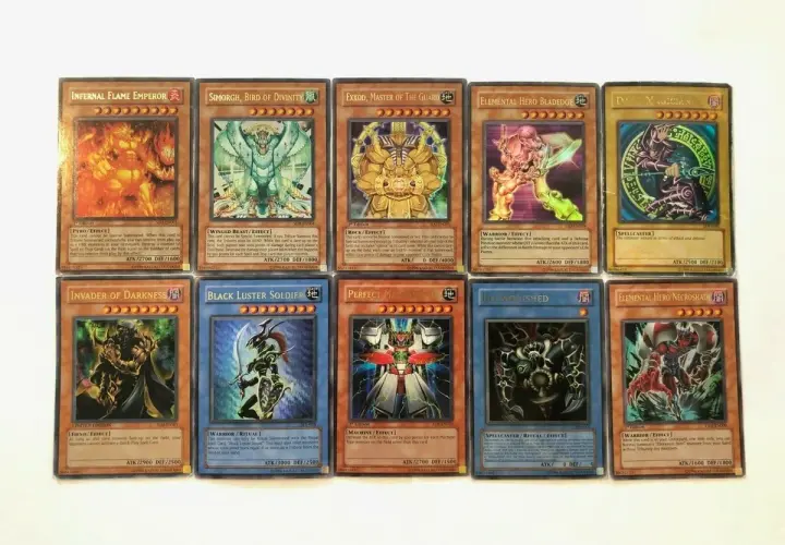 Kolekcja kart Yu-Gi-Oh! z potężnymi potworami jak Exod, Magician i Elemental Hero.
