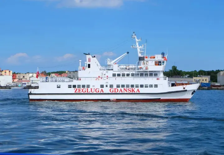 Biały statek pasażerski "Żegluga Gdańska" płynie po wodzie. Sprawdzam pkp gdynia - hel cena biletu na rejs.