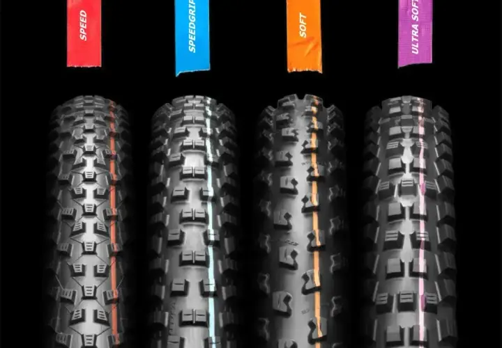 Cztery opony rowerowe z różnymi bieżnikami: SPEED, SPEEDGRIP, SOFT, ULTRA SOFT. Pomaga to zrozumieć, jak czytać rozmiar opon.