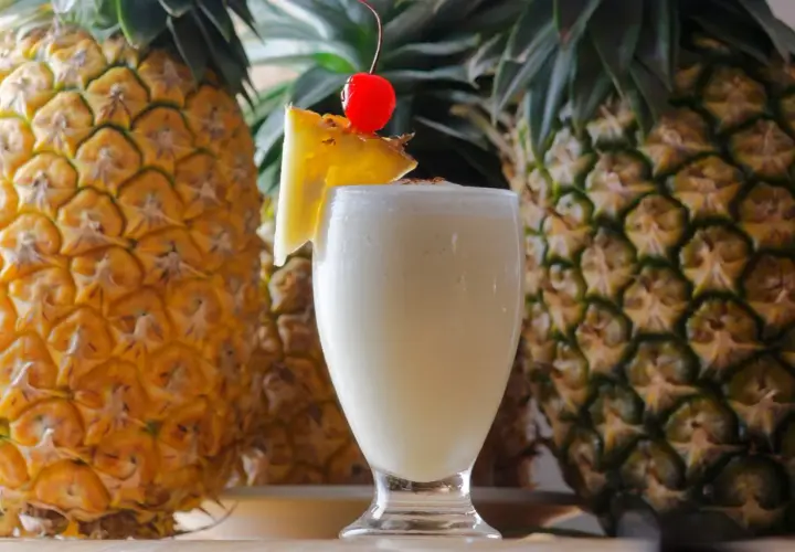 Pyszne drinki z ananasem i kokosem, które zaskoczą Twoich gości