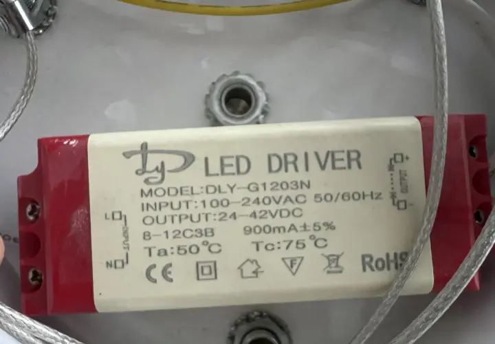 Zasilacz LED DLY-G1203N z oznaczeniami: INPUT 100-240VAC, OUTPUT 24-42VDC, 900mA.