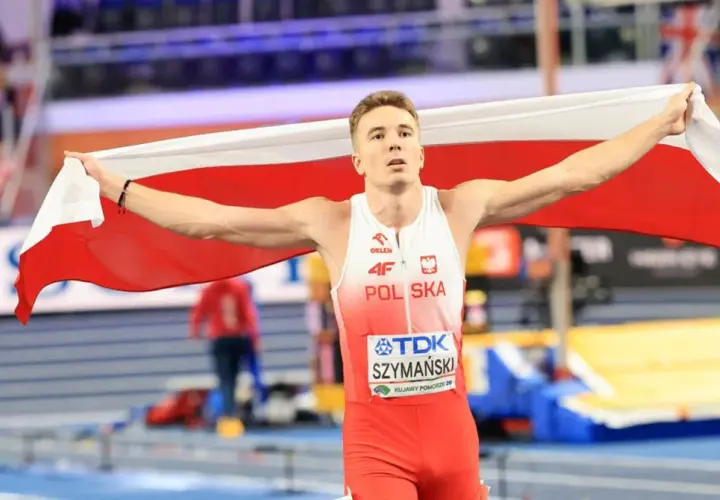 Szymański po zwycięstwie na Mistrzostwach Europy w lekkiej atletyce dumnie niesie polską flagę.