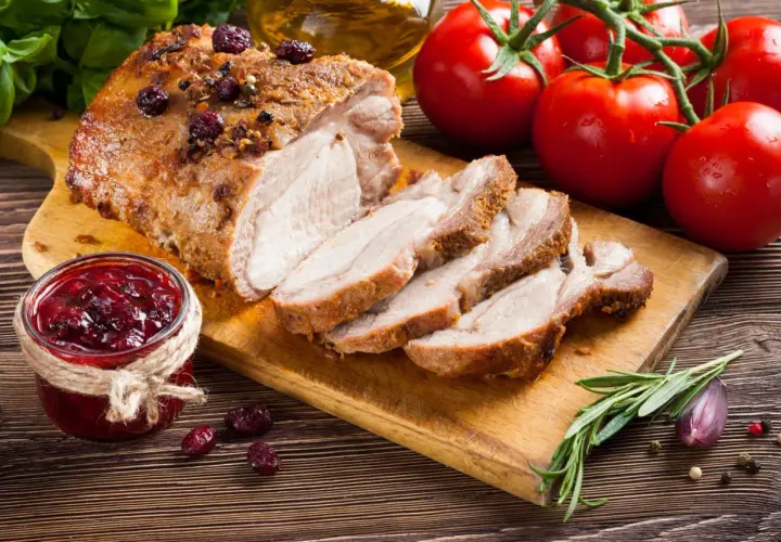 Idealna temperatura pieczenia schabu. Sekret na kruche i soczyste mięso