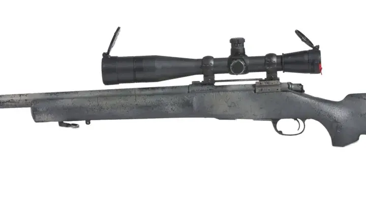 Fusil de précision Remington M24 avec lunette, prêt pour une mission.