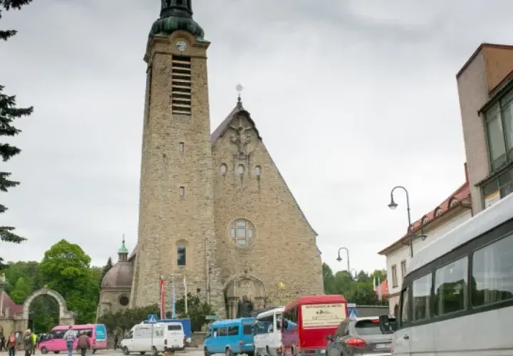Gdzie odjeżdżają busy z Limanowej do Krakowa? Sprawdź przystanki