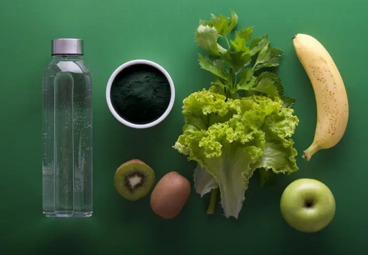Woda, spirulina, kiwi, sałata, banan i jabłko – składniki na zdrowy koktajl, który pomoże Ci pozbyć się wody z organizmu.