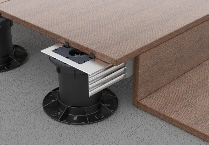 Dettaglio di un pavimento appoggiato su supporti regolabili neri, con finitura effetto legno marrone e profili metallici.