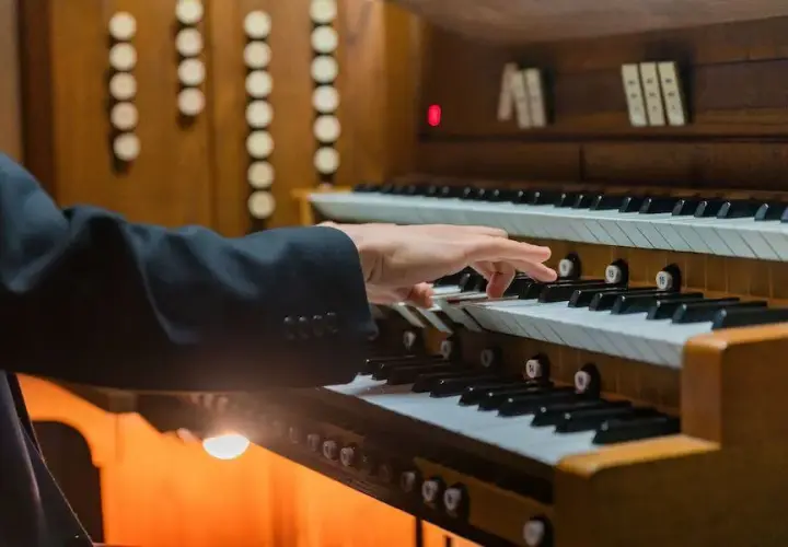 Ile kosztuje organista na ślub? Poznaj ceny i ważne czynniki