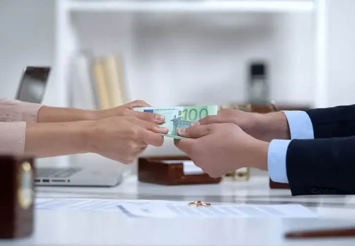 Dwie osoby przekazują sobie banknot 100 euro. Czy to rozwiązanie problemu, ile się czeka na sprawę o podział majątku?